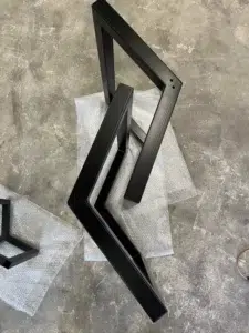 Pieds de table en métal noir