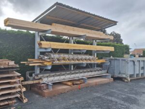 Stockage de poutres et échelles en extérieur.