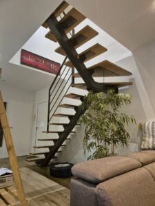 Escalier moderne en bois et métal dans un salon.
