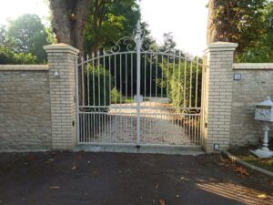 Portail en métal dans une allée pavée