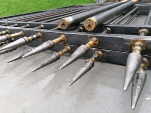 Pointes métalliques sur une structure en acier
