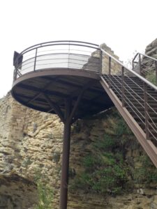 Plateforme surélevée avec escalier en métal.