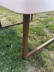 Table marron sur l'herbe