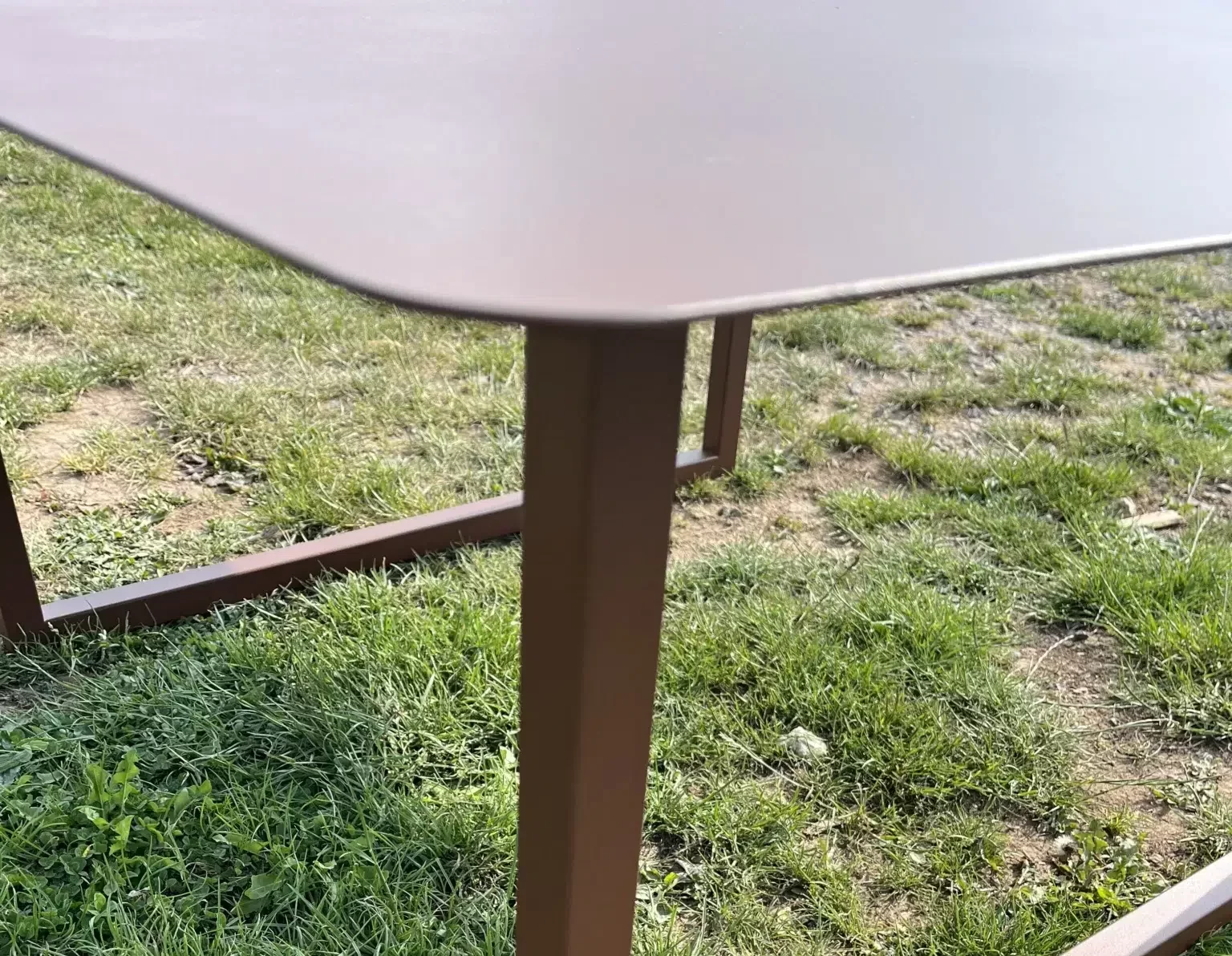 Table métallique sur herbe