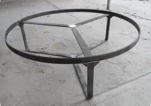 Structure en métal pour table basse ronde.