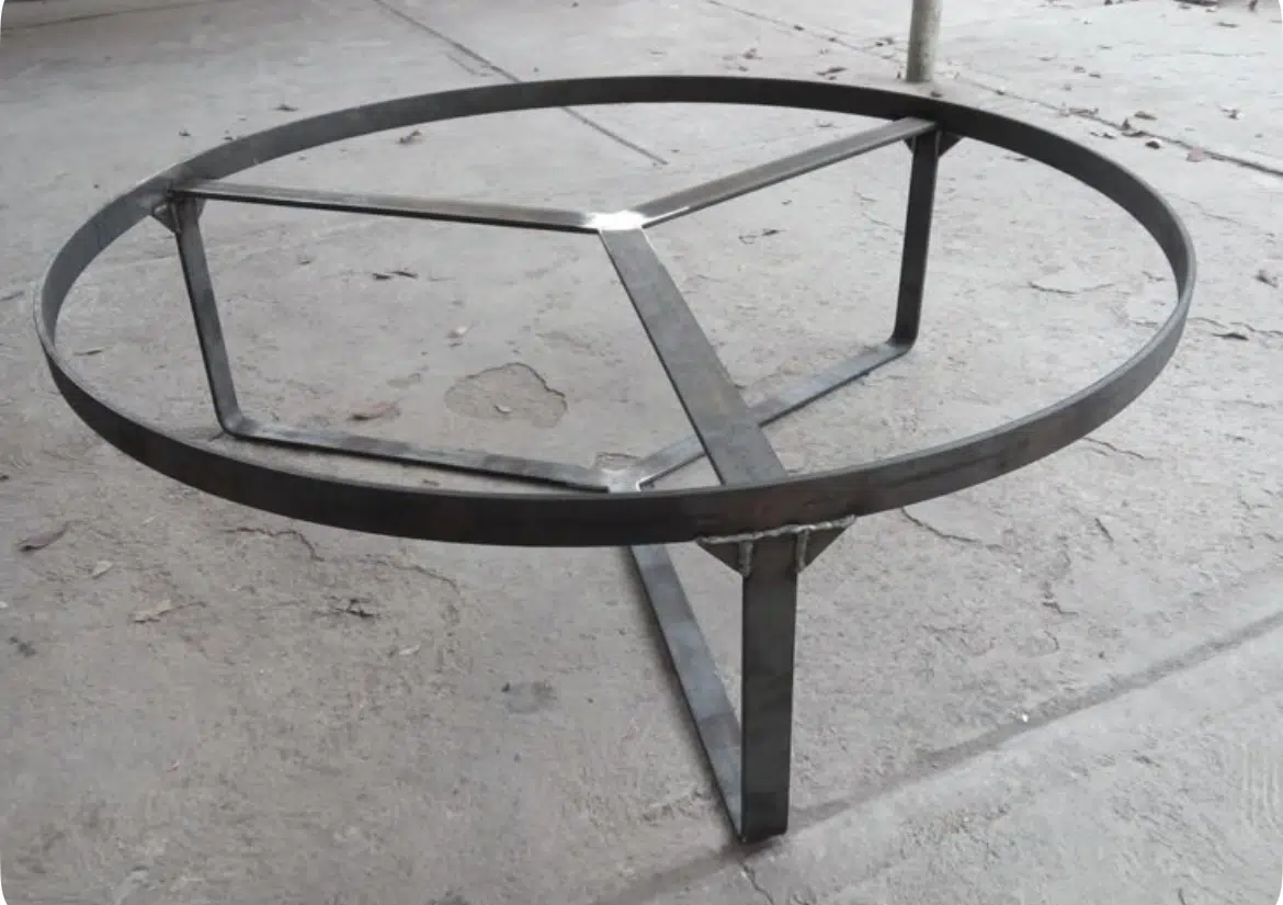 Structure métallique ronde pour table basse.