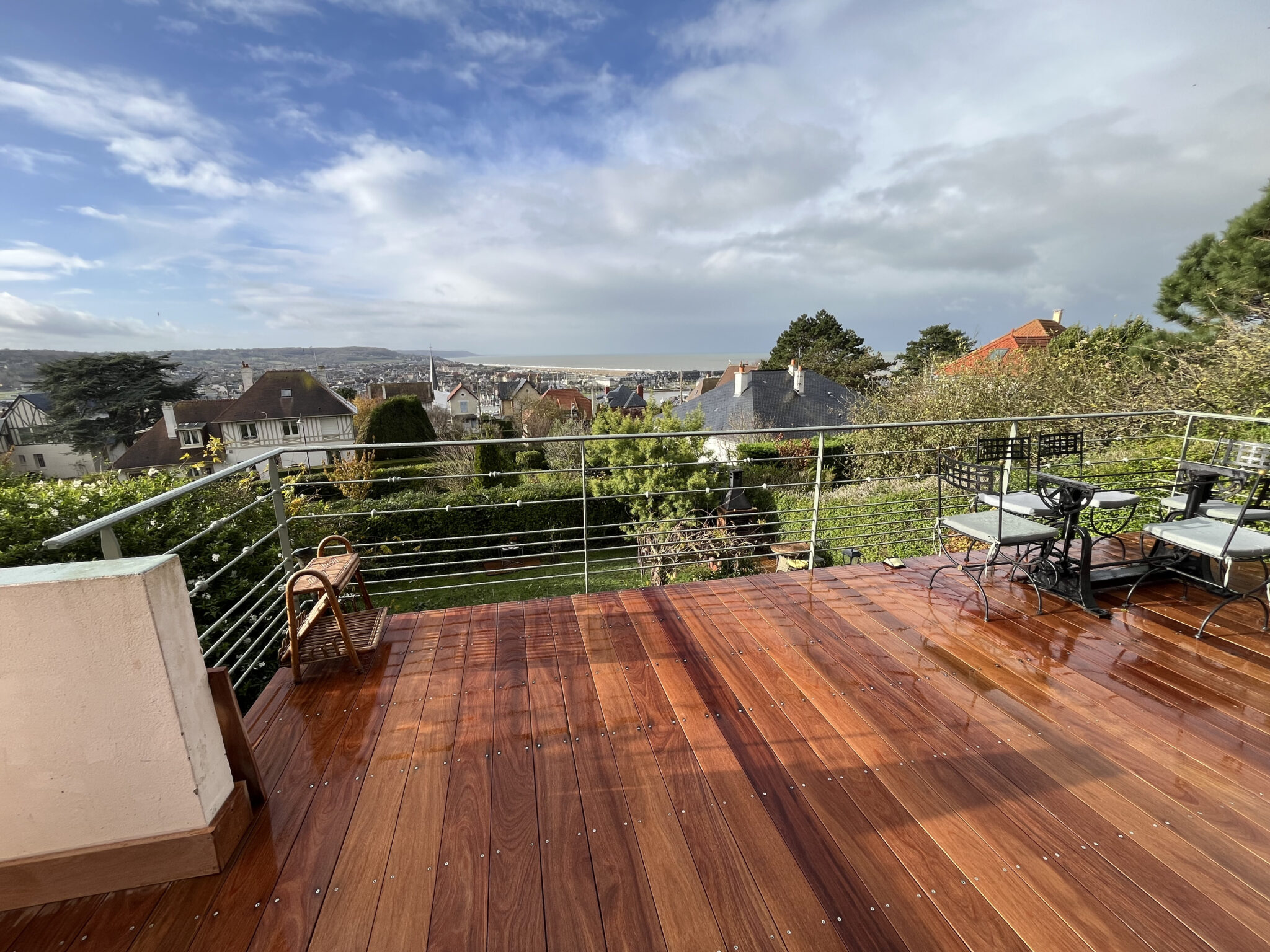 Terrasse en bois avec vue sur la ville.
