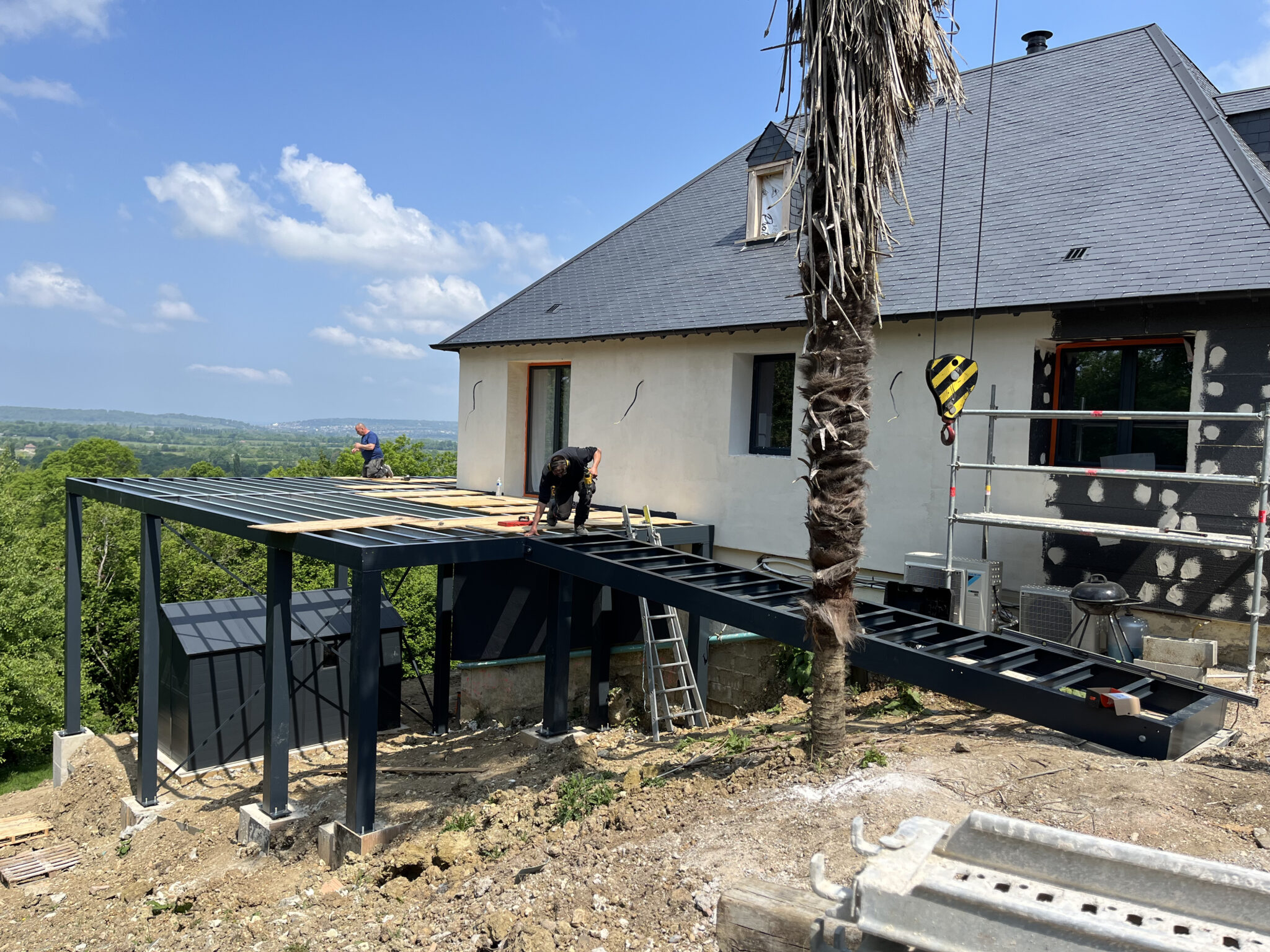 Construction de terrasse métallique en cours d'installation.