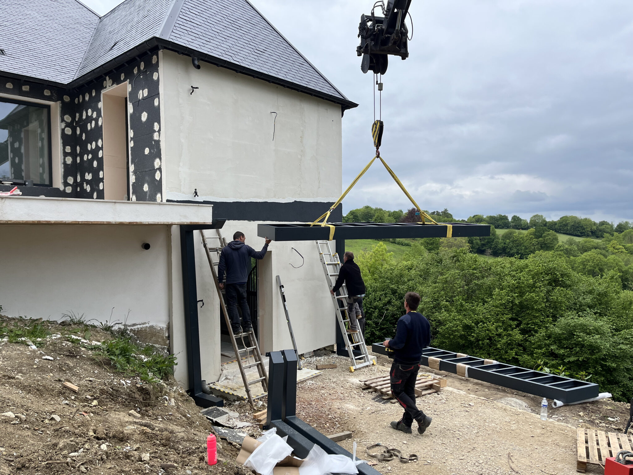 Installation d'une structure métallique sur une maison.