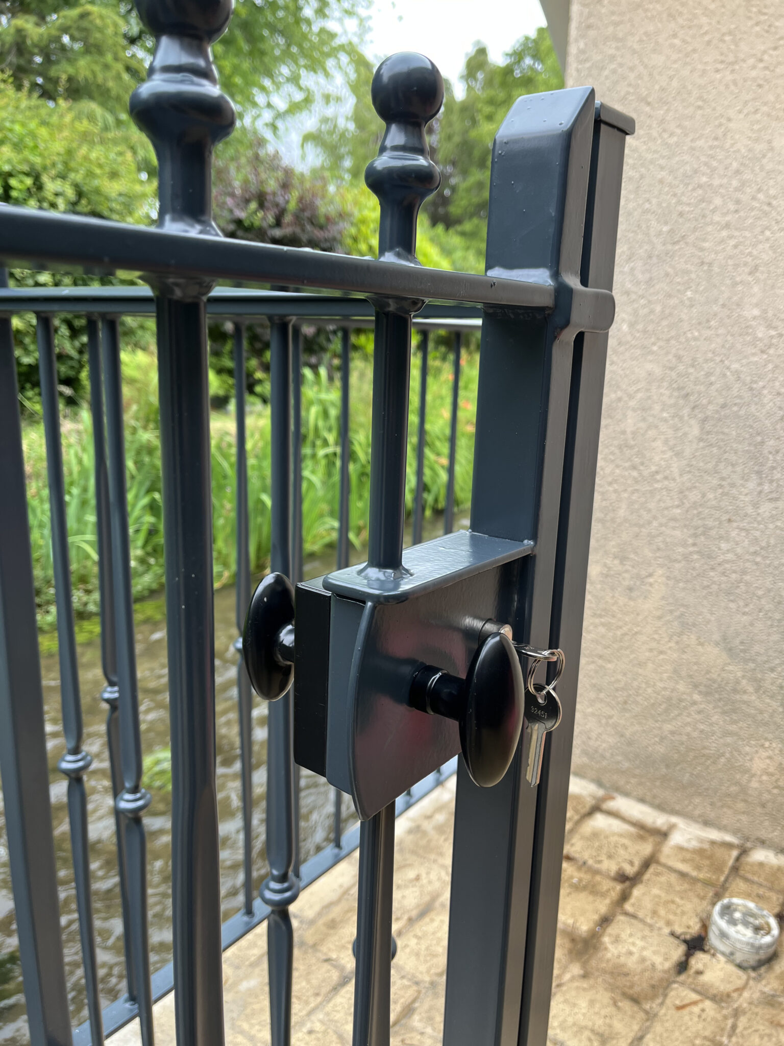 Portail en métal avec serrure et clés.